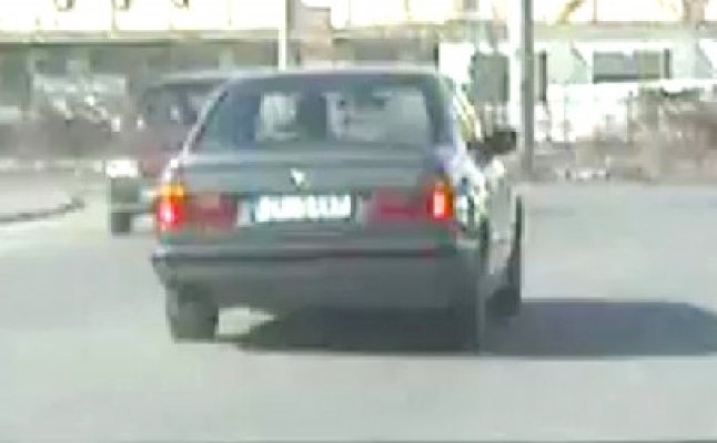 A fost prins de poliţişti abia după ce a intrat cu maşina în stâlp - vezi urmărirea!